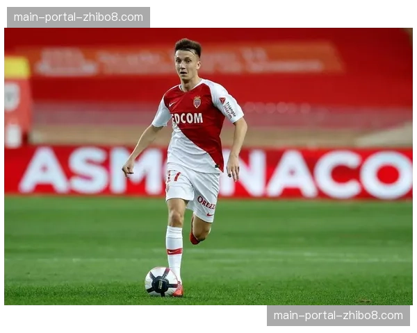 特写：老将戈洛温助攻后掩面，这是他伤愈复出后的首次参与进球